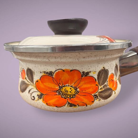 Retro 1970s Sankoware Japan Enamel Saucepan with Lid – Orange Floral Design - Picture 7 of 8